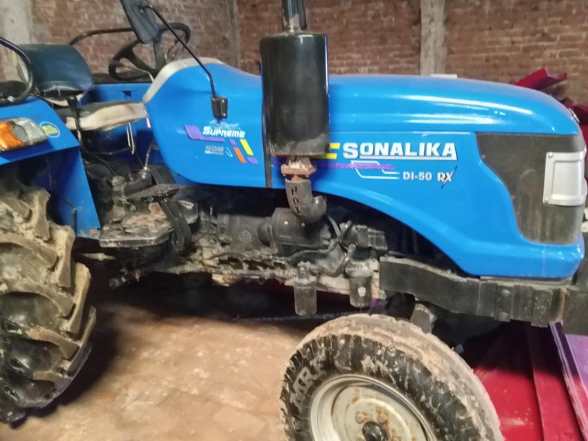 Right view - Sonalika DI-50RX  Supreme